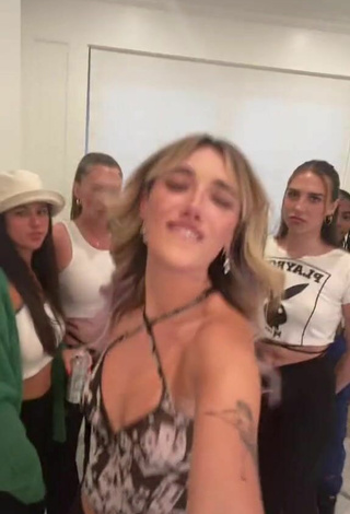 6. Sexy Olivia O'Brien Shows Cleavage in Crop Top