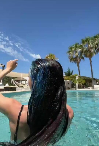 2. Sexy orane.rchd Shows Cleavage in Black Bikini Top at the Swimming Pool
