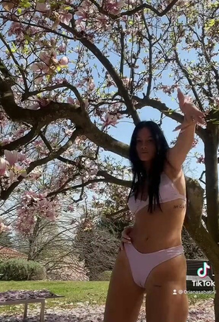 5. Hot Oriana Sabatini Shows Cleavage in Bikini