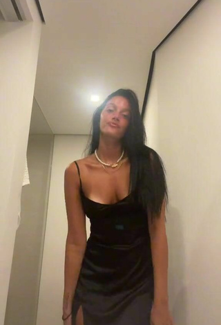 2. Sexy Oriana Sabatini Shows Cleavage in Black Dress
