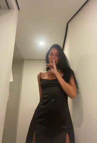 3. Sexy Oriana Sabatini Shows Cleavage in Black Dress