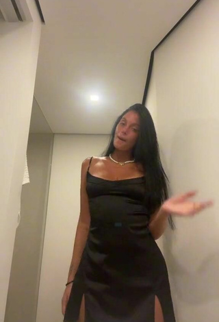 4. Sexy Oriana Sabatini Shows Cleavage in Black Dress