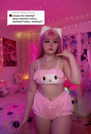 2. Sweetie Kylie Shows Cosplay