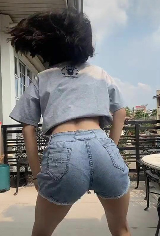 Sweetie Charisse Galang Shows Butt while Twerking
