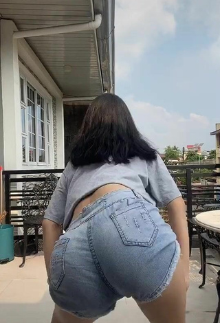 2. Sweetie Charisse Galang Shows Butt while Twerking