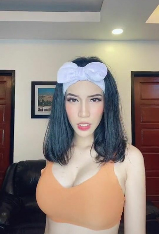 Beautiful Charisse Galang Shows Cleavage in Sexy Sport Bra