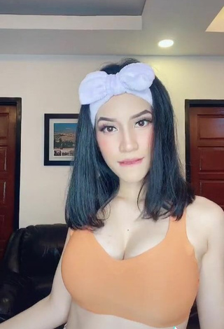 5. Beautiful Charisse Galang Shows Cleavage in Sexy Sport Bra