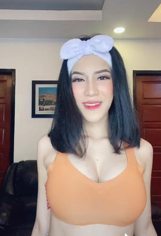 6. Beautiful Charisse Galang Shows Cleavage in Sexy Sport Bra