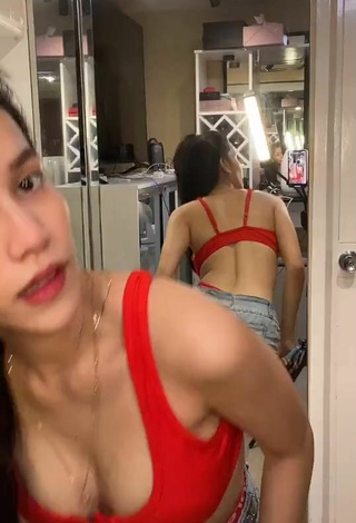 2. Sexy Charisse Galang Shows Cleavage in Red Sport Bra while Twerking