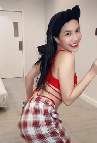5. Beautiful Charisse Galang Shows Cleavage in Sexy Crop Top while Twerking