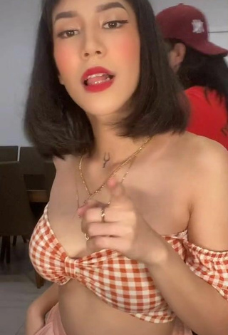2. Hot Charisse Galang Shows Cleavage in Checkered Crop Top