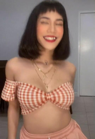 3. Hot Charisse Galang Shows Cleavage in Checkered Crop Top