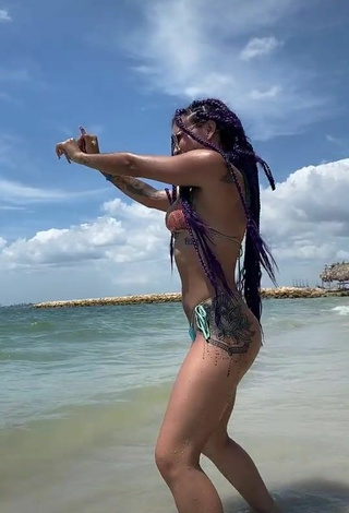 4. Hot Paulina Usuga Shows Butt in the Sea