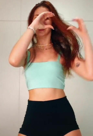 Sweet Priscila Caliari Shows Cleavage in Cute Crop Top while Twerking