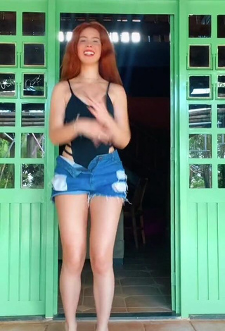 Sexy Priscila Caliari Shows Cleavage in Black Swimsuit while Twerking