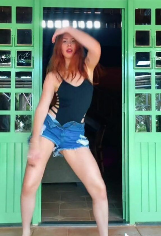 6. Sexy Priscila Caliari Shows Cleavage in Black Swimsuit while Twerking