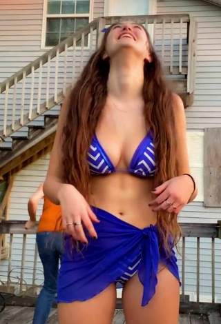 Erotic Rachel Pizzolato Shows Cleavage in Bikini Top