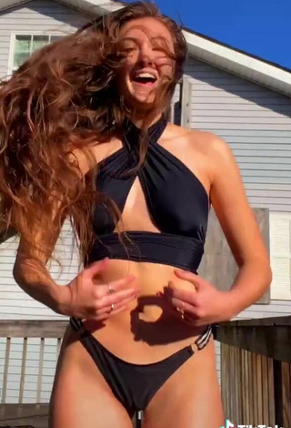 4. Pretty Rachel Pizzolato Shows Cleavage in Bikini