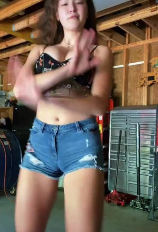 3. Seductive Rachel Pizzolato Shows Cleavage in Crop Top and Bouncing Tits while Twerking