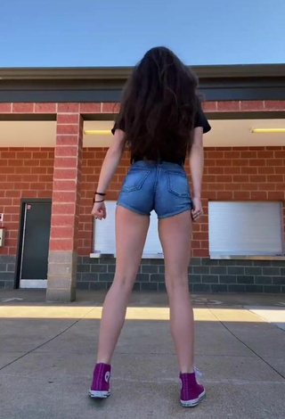 5. Hot Rachel Pizzolato Shows Butt in a Street