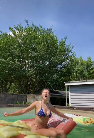 3. Beautiful Rachel Pizzolato Shows Cleavage in Sexy Bikini at the Pool