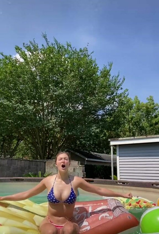 4. Beautiful Rachel Pizzolato Shows Cleavage in Sexy Bikini at the Pool
