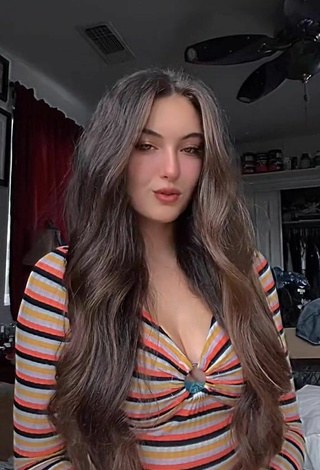 5. Sexy Rachel Pizzolato Shows Cleavage in Striped Top