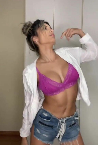 Sexy Raffaela Souza Shows Cleavage in Bra
