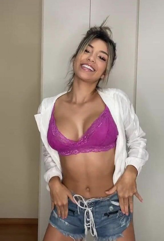 3. Sexy Raffaela Souza Shows Cleavage in Bra