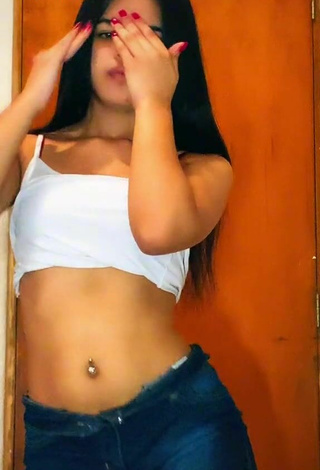 Sexy Rayaneheloisa Shows Cleavage in White Crop Top while Twerking