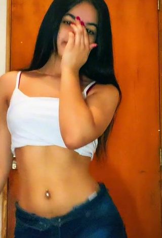 2. Sexy Rayaneheloisa Shows Cleavage in White Crop Top while Twerking