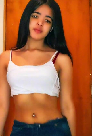 4. Sexy Rayaneheloisa Shows Cleavage in White Crop Top while Twerking