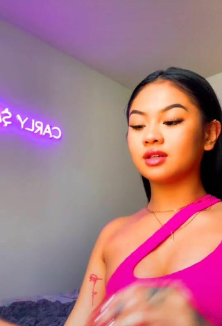 Breathtaking Carly Sarah Shows Cleavage in Pink Crop Top