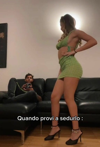 4. Sexy Roberta Carluccio Shows Cleavage in Light Green Crop Top