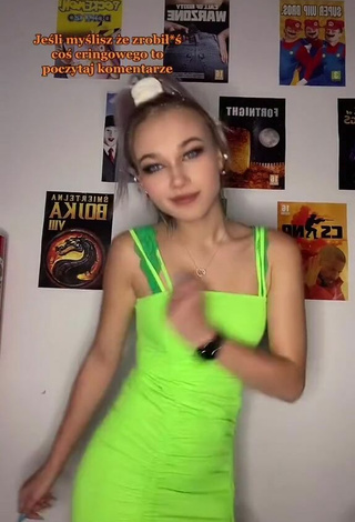 4. Sexy Sandera Ziomal Shows Cleavage in Light Green Dress