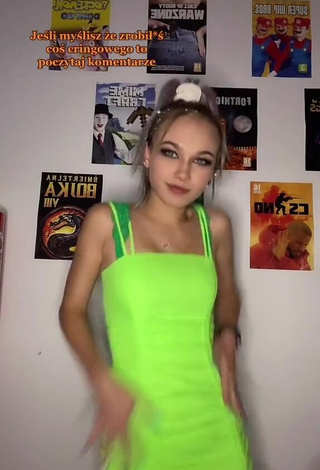 6. Sexy Sandera Ziomal Shows Cleavage in Light Green Dress