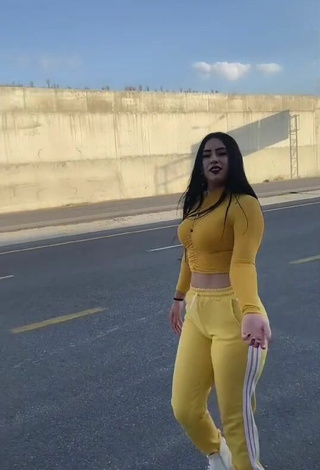 2. Sexy Seherkoçaker in Yellow Crop Top in a Street