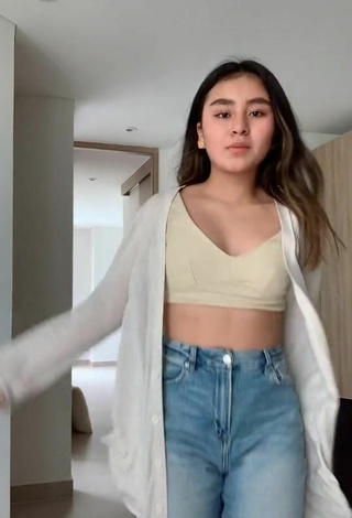 1. Sexy Sophie Giraldo Shows Cleavage in Crop Top