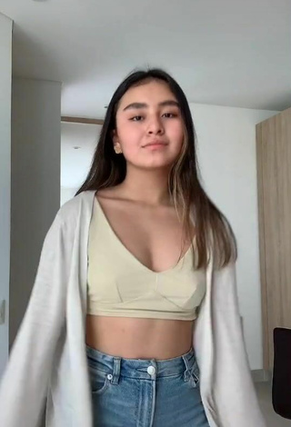 3. Sexy Sophie Giraldo Shows Cleavage in Crop Top