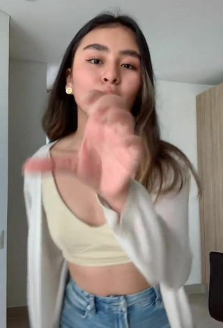 4. Sexy Sophie Giraldo Shows Cleavage in Crop Top