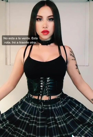 3. Sexy Alejandra Treviño Shows Cleavage in Black Corset