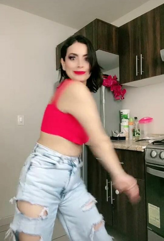 2. Sexy Soy Maryorit Shows Cleavage in Red Crop Top
