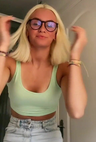 Sexy Suzi Murray Shows Cleavage in Crop Top