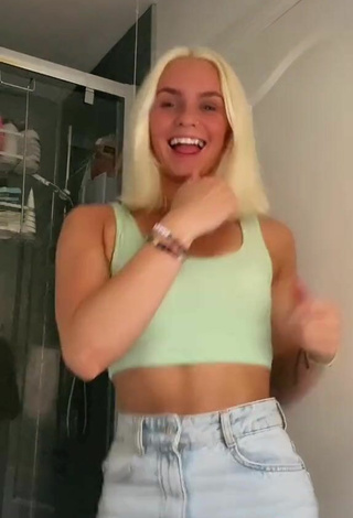5. Sexy Suzi Murray Shows Cleavage in Crop Top