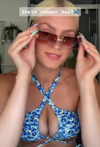 1. Sexy Suzi Murray Shows Cleavage in Bikini