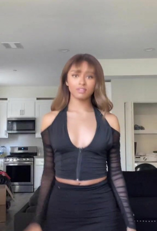 5. Cute Tatyanah Bass Shows Cleavage in Black Crop Top