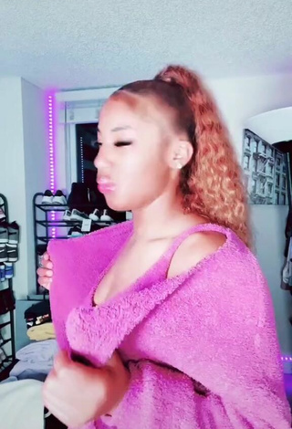 Sexy Te'a Cooper Shows Cleavage in Pink Crop Top