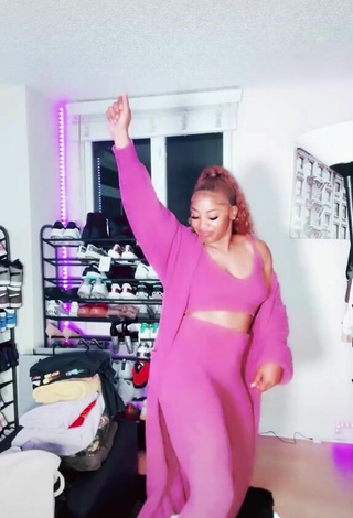 4. Sexy Te'a Cooper Shows Cleavage in Pink Crop Top