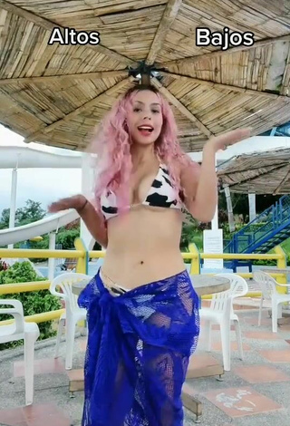 3. Sexy Thais Chanel Shows Cleavage in Bikini Top