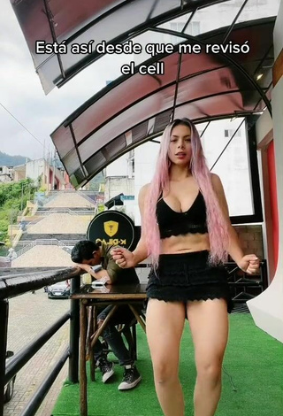 2. Sexy Thais Chanel Shows Cleavage in Black Crop Top